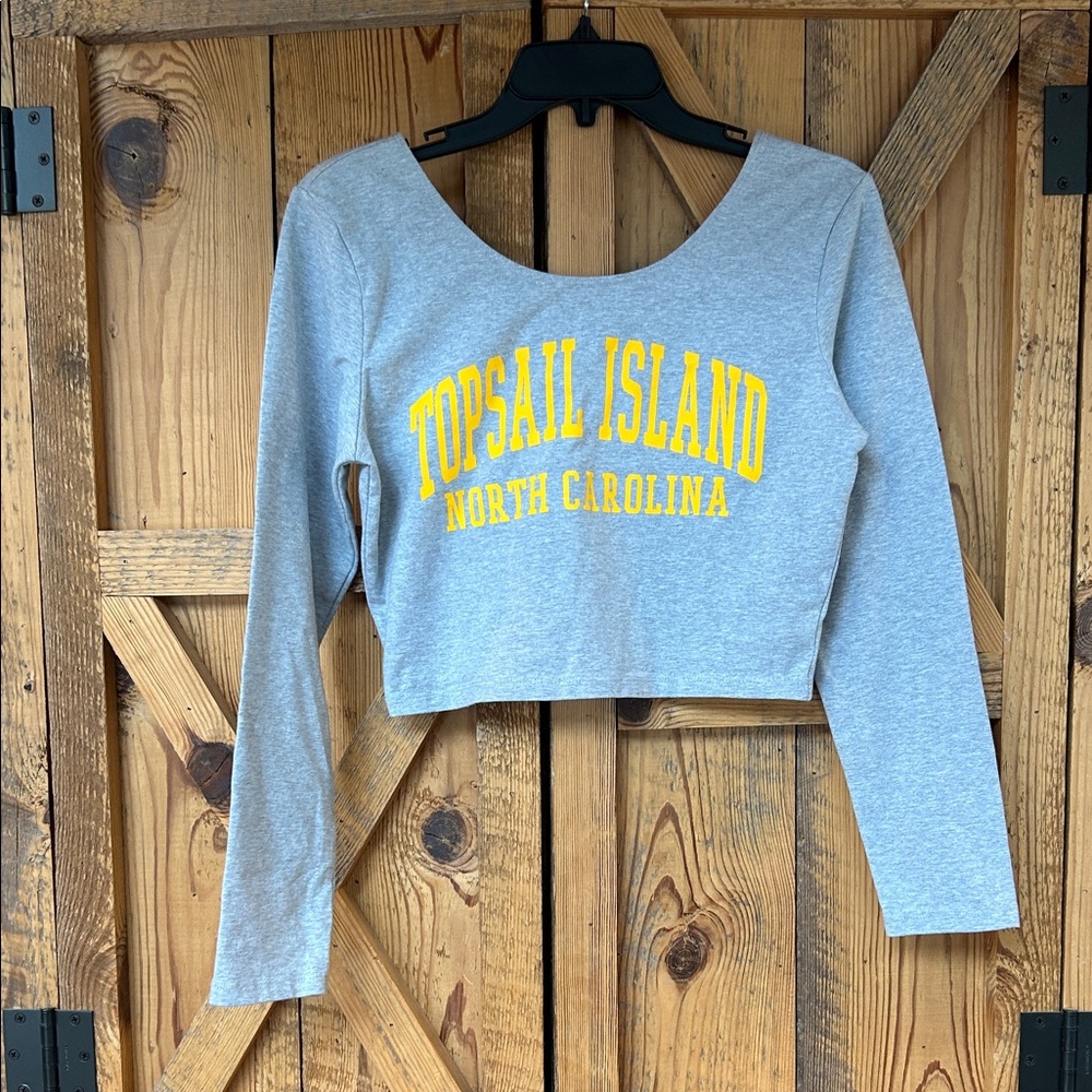 Women’s Gray long-sleeved cropped tee yellow Top Sail Island, NC logo- L, NWOT